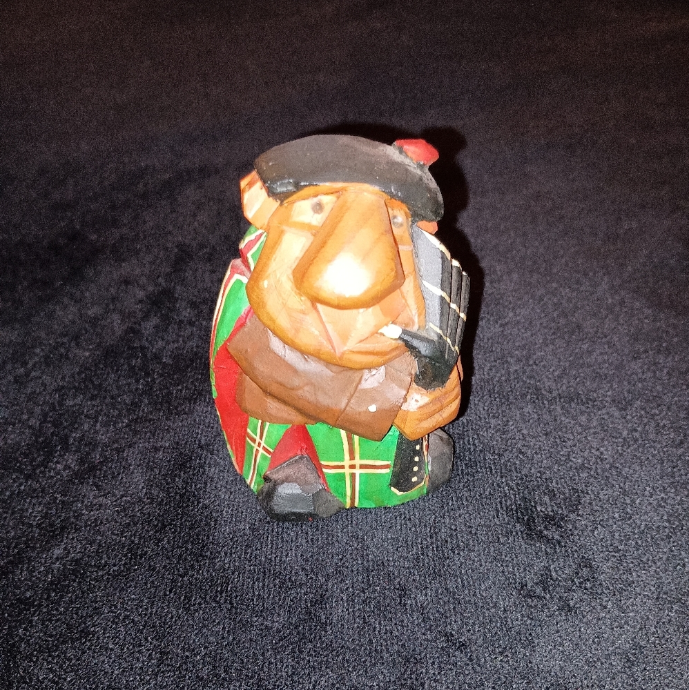 Rare Vintage The Woodcarvers Shop Scotland hand crafted Man playing Bag Pipes